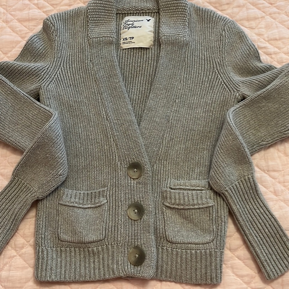 AMERICAN EAGLE OUTFITTERS Three Button Cardigan